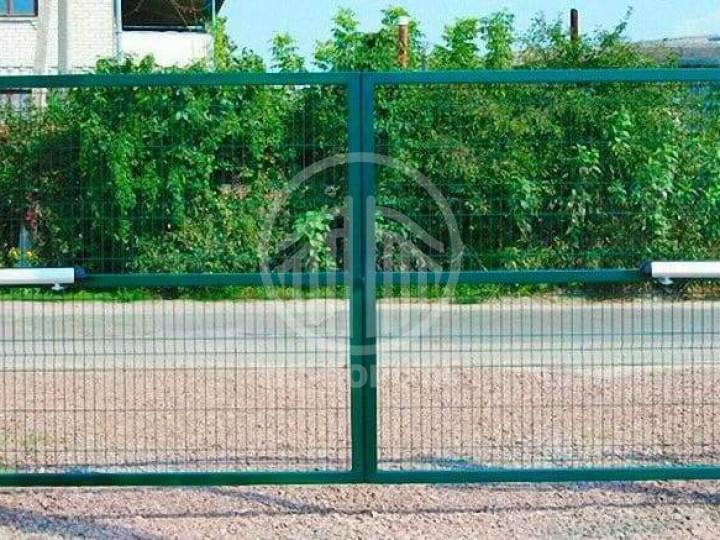 распашные ворота с заполнением из 3D сетки